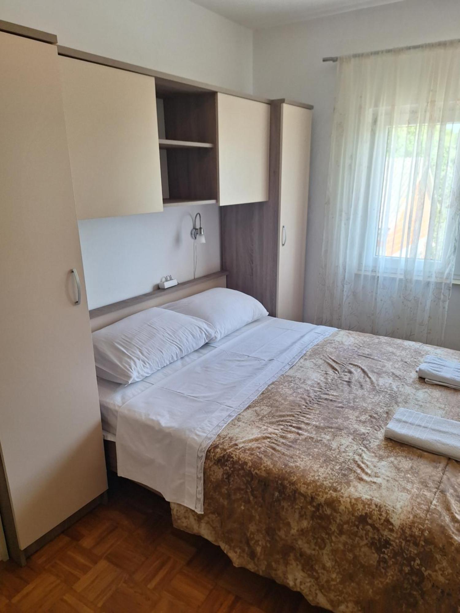 Diana Rooms And Apartments Starigrad-Paklenica Kültér fotó