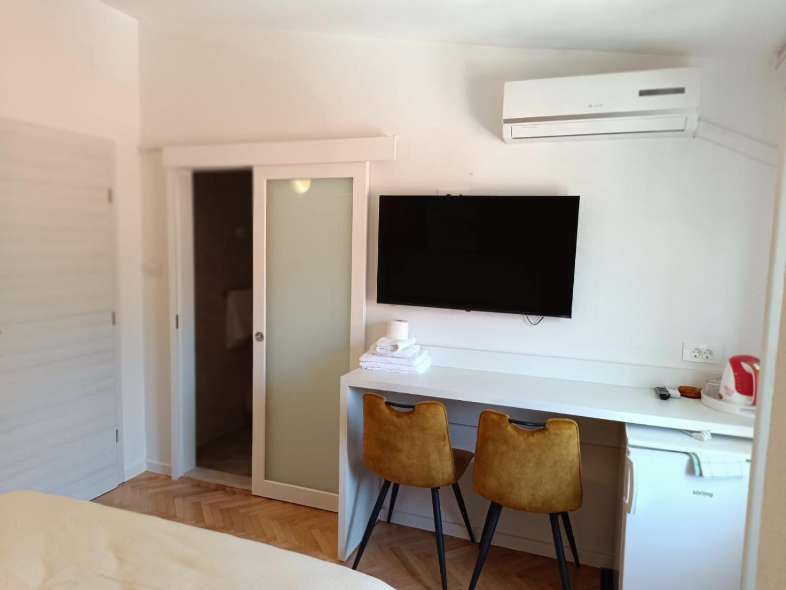 Diana Rooms And Apartments Starigrad-Paklenica Szoba fotó